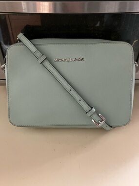 USED ONCE! LIKE NEW & SPOTLESS! MICHAEL KORS SAFFIANO LEATHER JET SET CROSSBODY